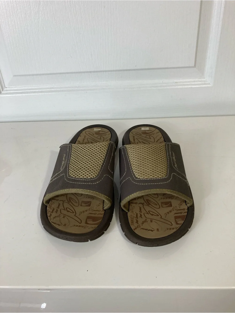 Nwot JUST SPEED Sandals Mens 9 Brown Squeeze Me Logo Slip-On Slides Flats